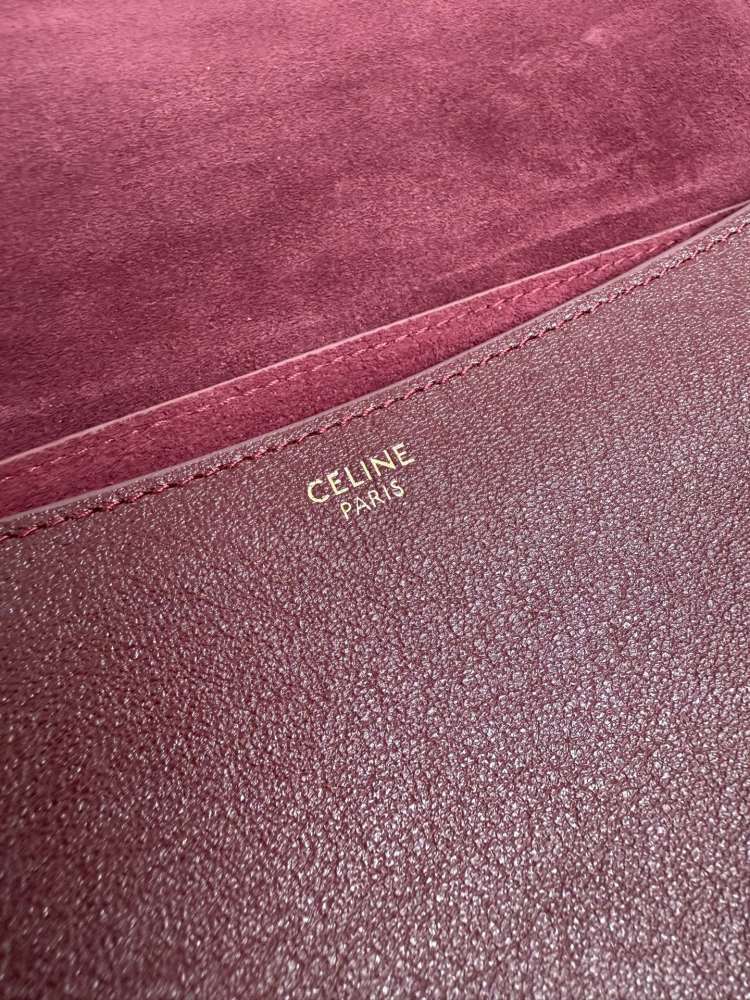 The CELINE Triomphe Ava shoulder bag (burgundy), also known as the "crescent bag," is one of CELINE's most popular styles in recent years.