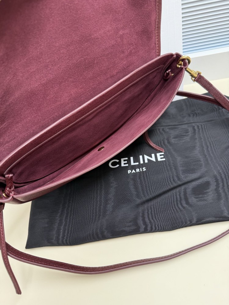 The CELINE Triomphe Ava shoulder bag (burgundy), also known as the "crescent bag," is one of CELINE's most popular styles in recent years.