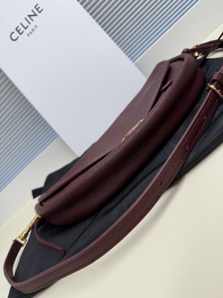 The CELINE Triomphe Ava shoulder bag (burgundy), also known as the "crescent bag," is one of CELINE's most popular styles in recent years.