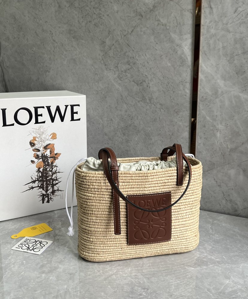 The LOEWE Small Basket Bag—crafted from woven palm leaf—is a perennial summer favorite from the brand, effortlessly exuding a relaxed, vacation-ready vibe.