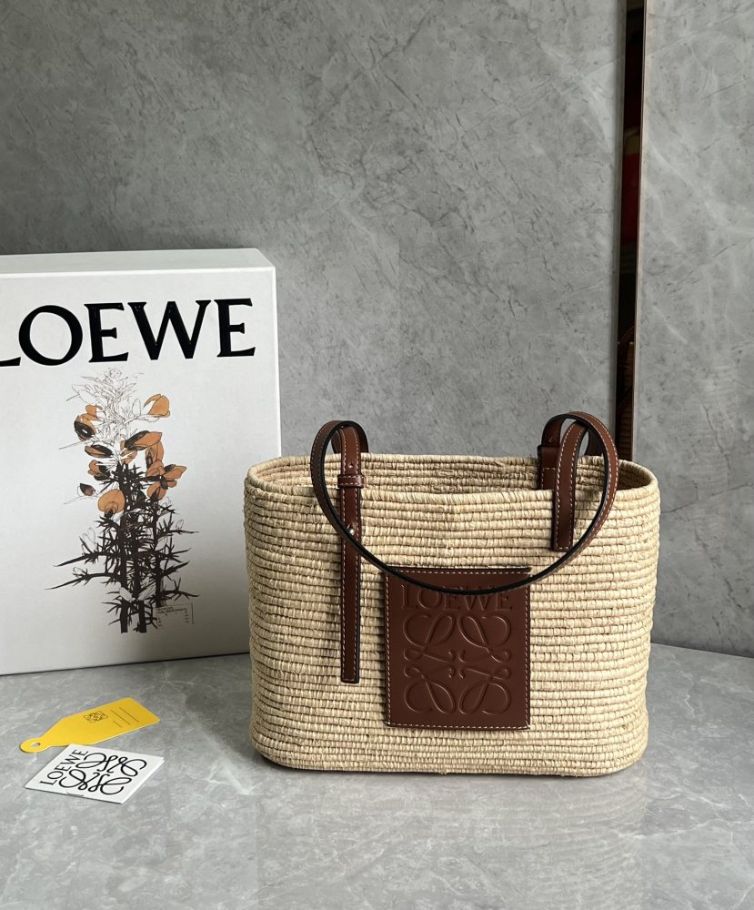 The LOEWE Small Basket Bag—crafted from woven palm leaf—is a perennial summer favorite from the brand, effortlessly exuding a relaxed, vacation-ready vibe.