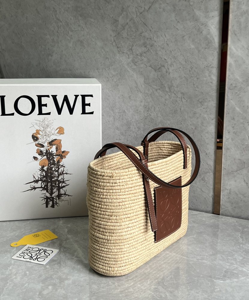The LOEWE Small Basket Bag—crafted from woven palm leaf—is a perennial summer favorite from the brand, effortlessly exuding a relaxed, vacation-ready vibe.