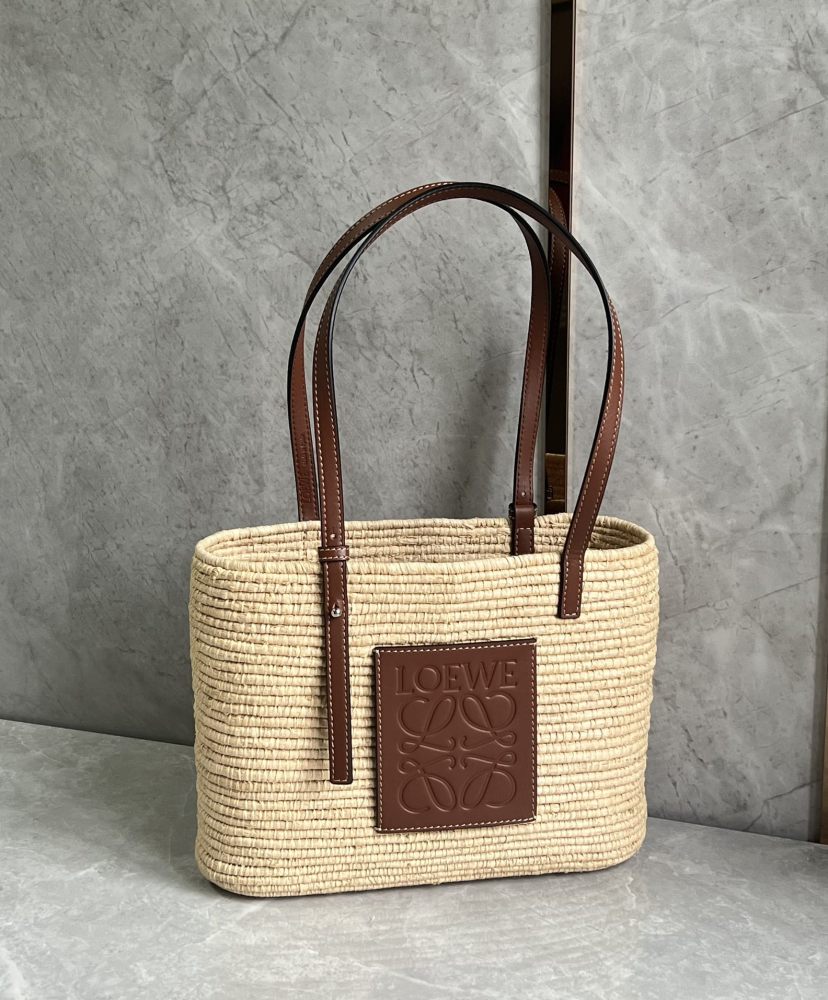 The LOEWE Small Basket Bag—crafted from woven palm leaf—is a perennial summer favorite from the brand, effortlessly exuding a relaxed, vacation-ready vibe.