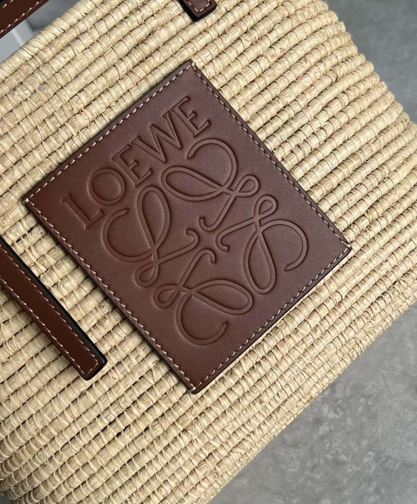 The LOEWE Small Basket Bag—crafted from woven palm leaf—is a perennial summer favorite from the brand, effortlessly exuding a relaxed, vacation-ready vibe.