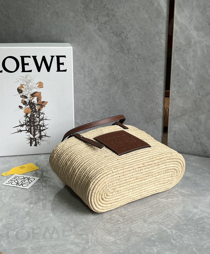The LOEWE Small Basket Bag—crafted from woven palm leaf—is a perennial summer favorite from the brand, effortlessly exuding a relaxed, vacation-ready vibe.