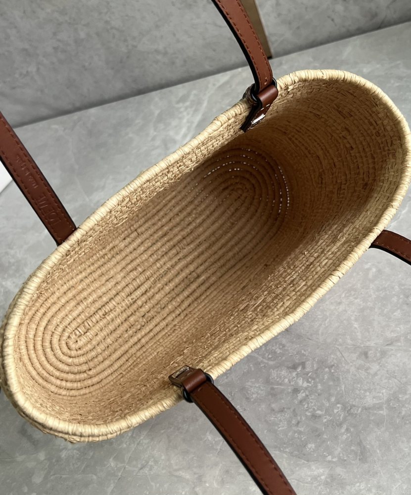 The LOEWE Small Basket Bag—crafted from woven palm leaf—is a perennial summer favorite from the brand, effortlessly exuding a relaxed, vacation-ready vibe.