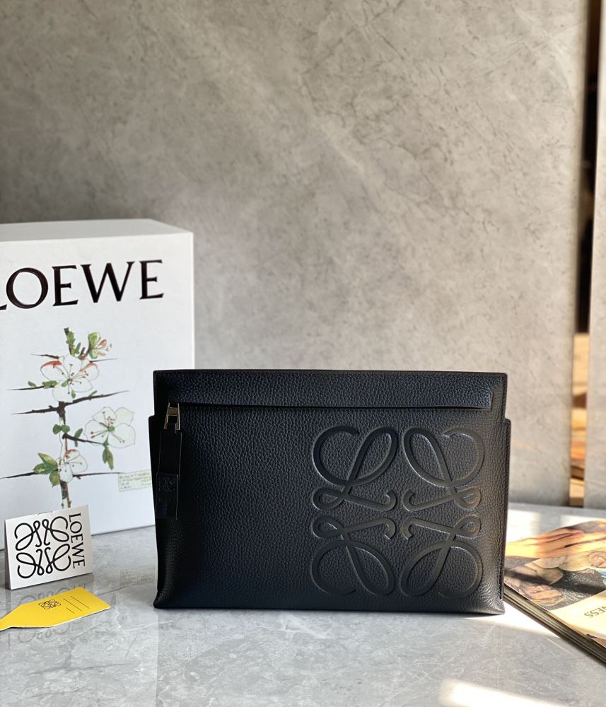 The LOEWE T Pouch (grained calfskin version) is a classic and practical piece from LOEWE—a minimalist accessory perfectly suited for both business and everyday use.