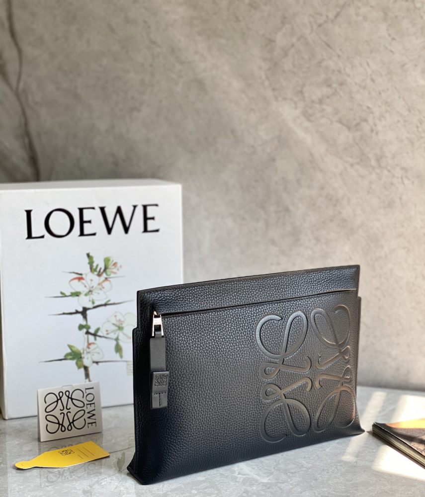 The LOEWE T Pouch (grained calfskin version) is a classic and practical piece from LOEWE—a minimalist accessory perfectly suited for both business and everyday use.