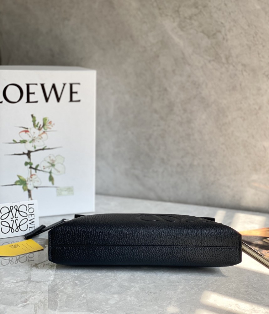 The LOEWE T Pouch (grained calfskin version) is a classic and practical piece from LOEWE—a minimalist accessory perfectly suited for both business and everyday use.