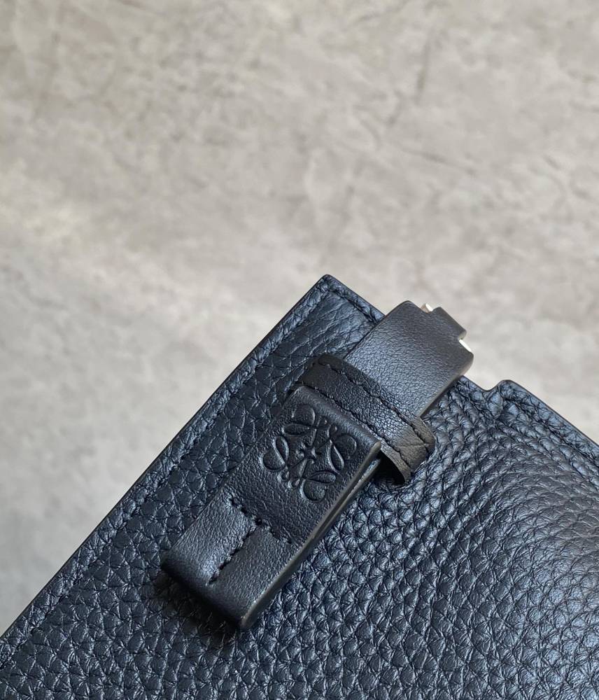 The LOEWE T Pouch (grained calfskin version) is a classic and practical piece from LOEWE—a minimalist accessory perfectly suited for both business and everyday use.