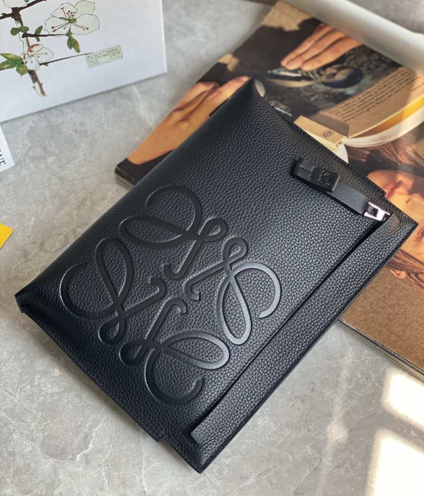 The LOEWE T Pouch (grained calfskin version) is a classic and practical piece from LOEWE—a minimalist accessory perfectly suited for both business and everyday use.