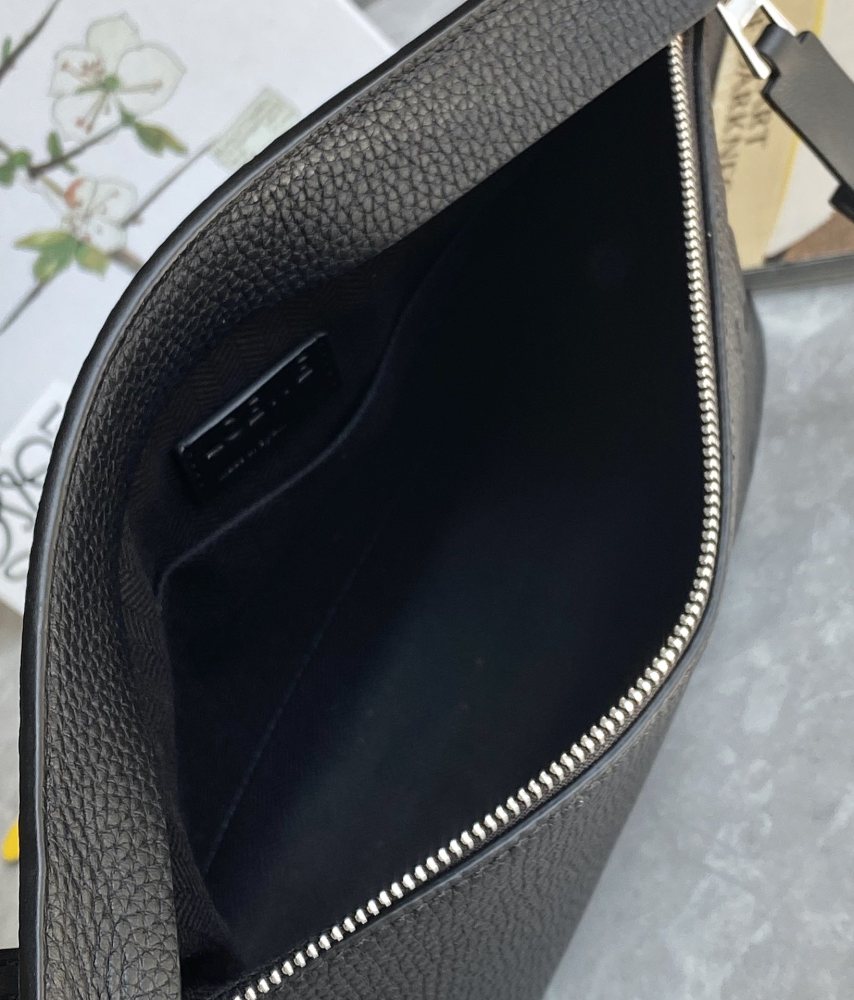 The LOEWE T Pouch (grained calfskin version) is a classic and practical piece from LOEWE—a minimalist accessory perfectly suited for both business and everyday use.