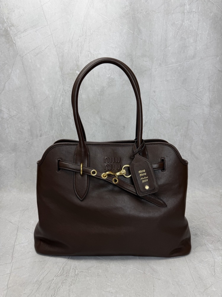 The Miu Miu Aventure series tote bag is also a very popular "retro commuter bag" in recent years.