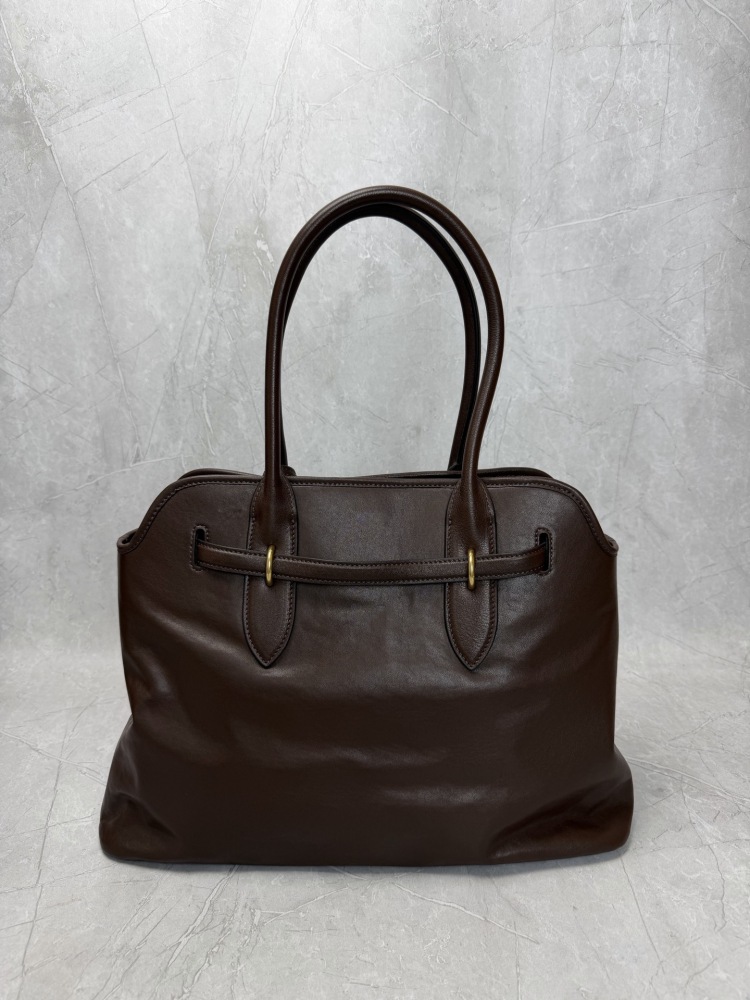The Miu Miu Aventure series tote bag is also a very popular "retro commuter bag" in recent years.