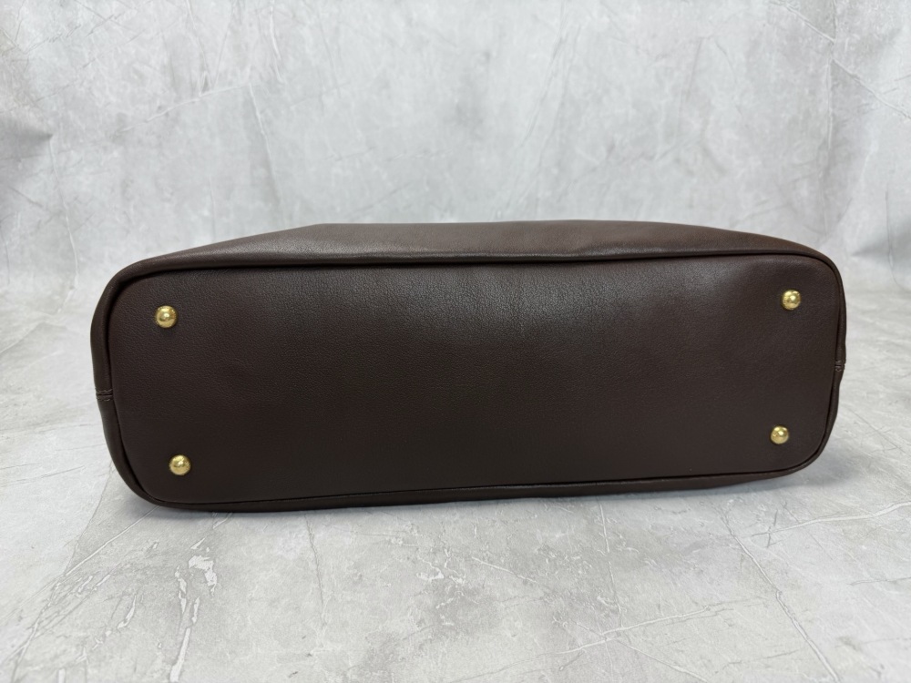 The Miu Miu Aventure series tote bag is also a very popular "retro commuter bag" in recent years.