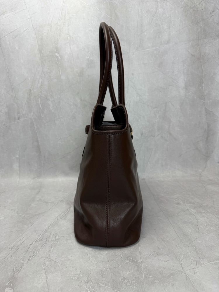 The Miu Miu Aventure series tote bag is also a very popular "retro commuter bag" in recent years.