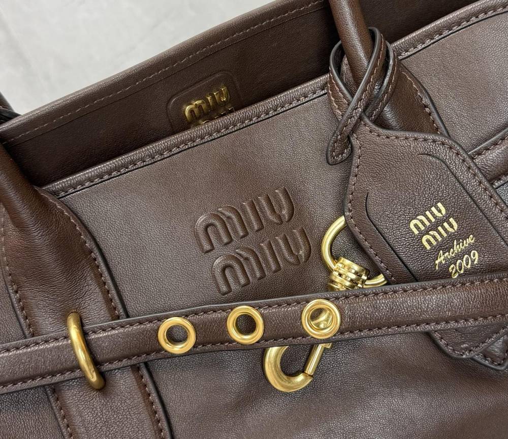 The Miu Miu Aventure series tote bag is also a very popular "retro commuter bag" in recent years.