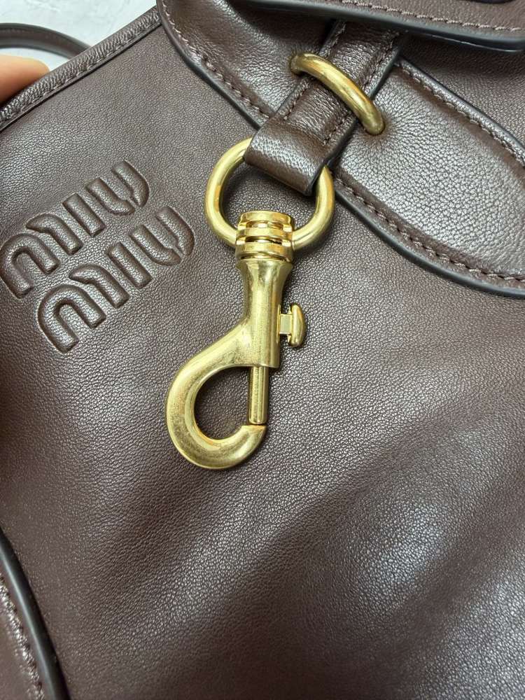 The Miu Miu Aventure series tote bag is also a very popular "retro commuter bag" in recent years.