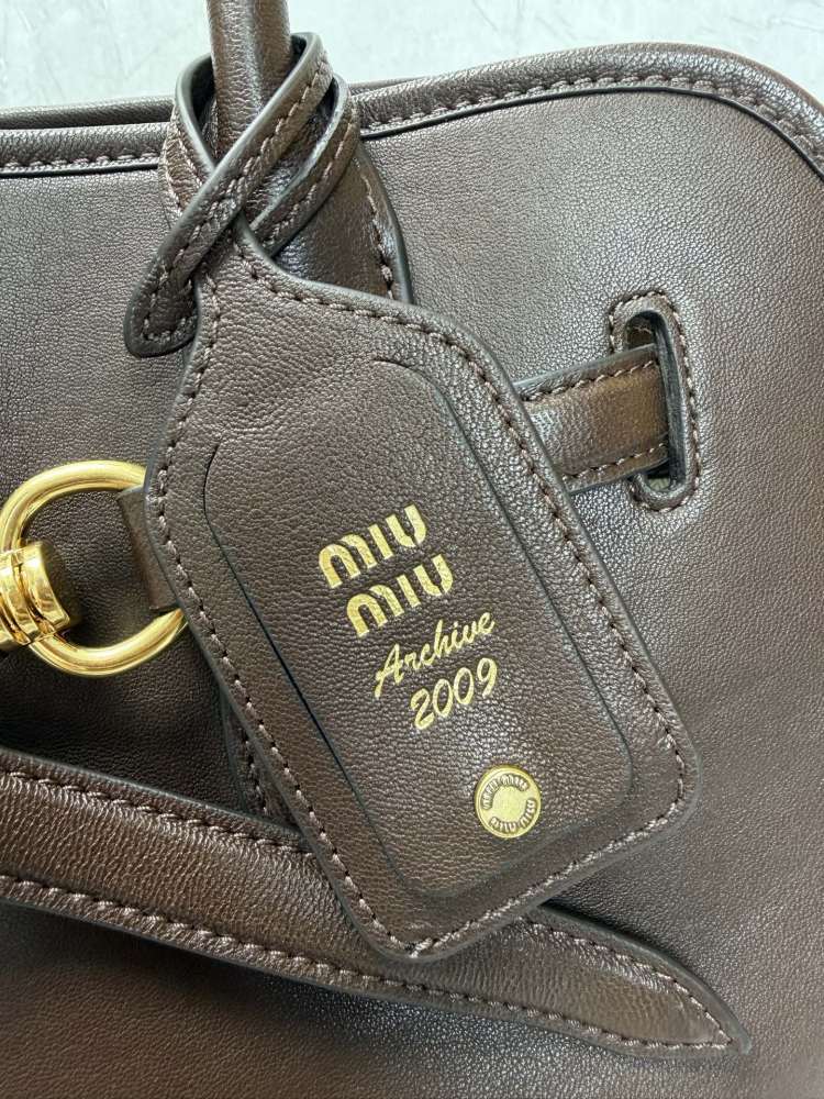 The Miu Miu Aventure series tote bag is also a very popular "retro commuter bag" in recent years.