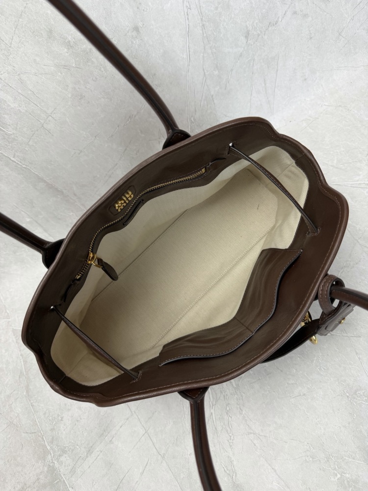 The Miu Miu Aventure series tote bag is also a very popular "retro commuter bag" in recent years.