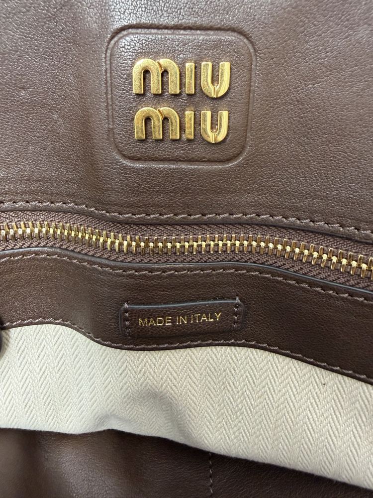 The Miu Miu Aventure series tote bag is also a very popular "retro commuter bag" in recent years.