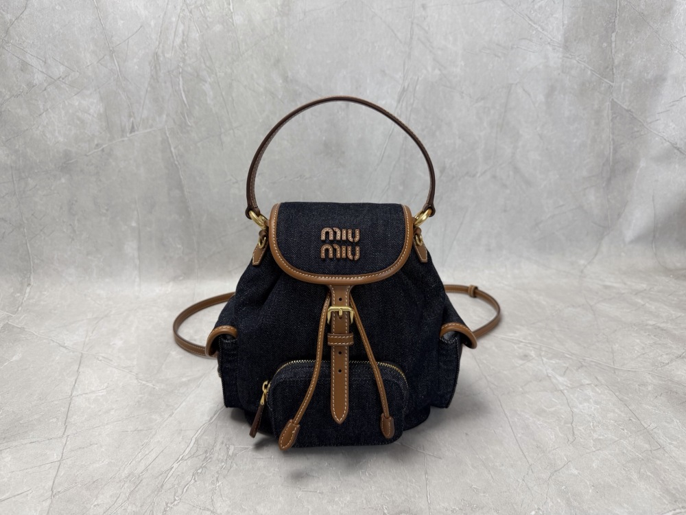 The Miu Miu denim mini backpack is also a popular "Y2K sweet girl" style item in recent years.