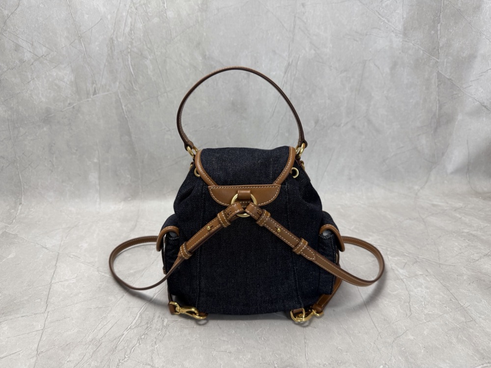 The Miu Miu denim mini backpack is also a popular "Y2K sweet girl" style item in recent years.