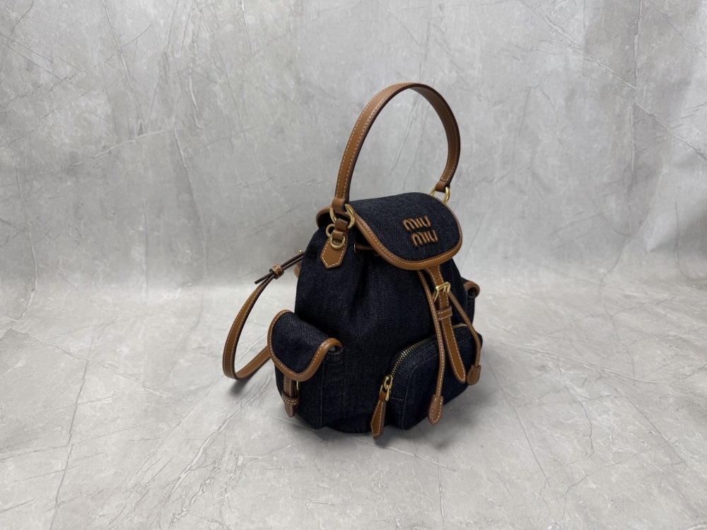 The Miu Miu denim mini backpack is also a popular "Y2K sweet girl" style item in recent years.
