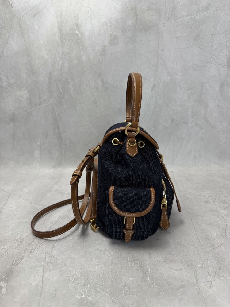 The Miu Miu denim mini backpack is also a popular "Y2K sweet girl" style item in recent years.