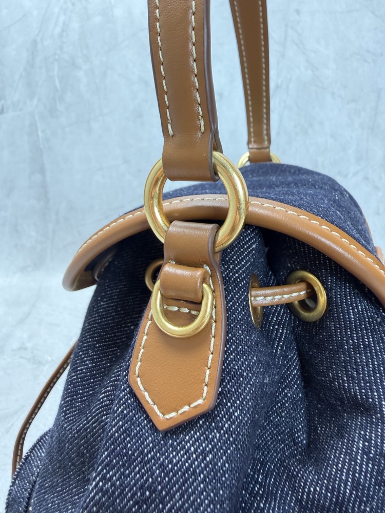 The Miu Miu denim mini backpack is also a popular "Y2K sweet girl" style item in recent years.