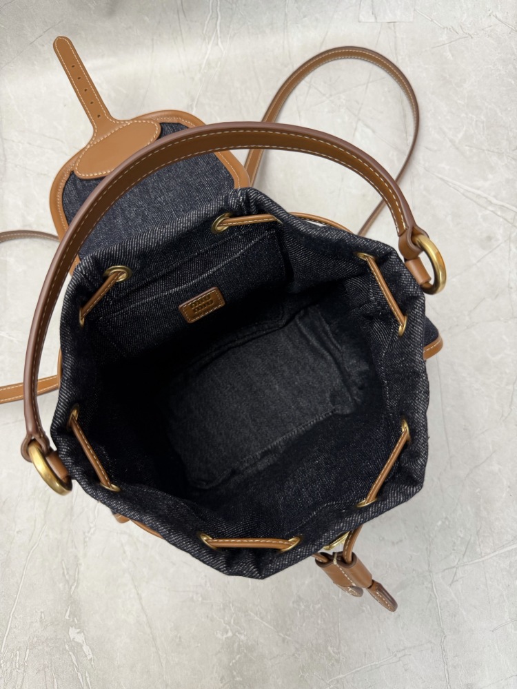 The Miu Miu denim mini backpack is also a popular "Y2K sweet girl" style item in recent years.