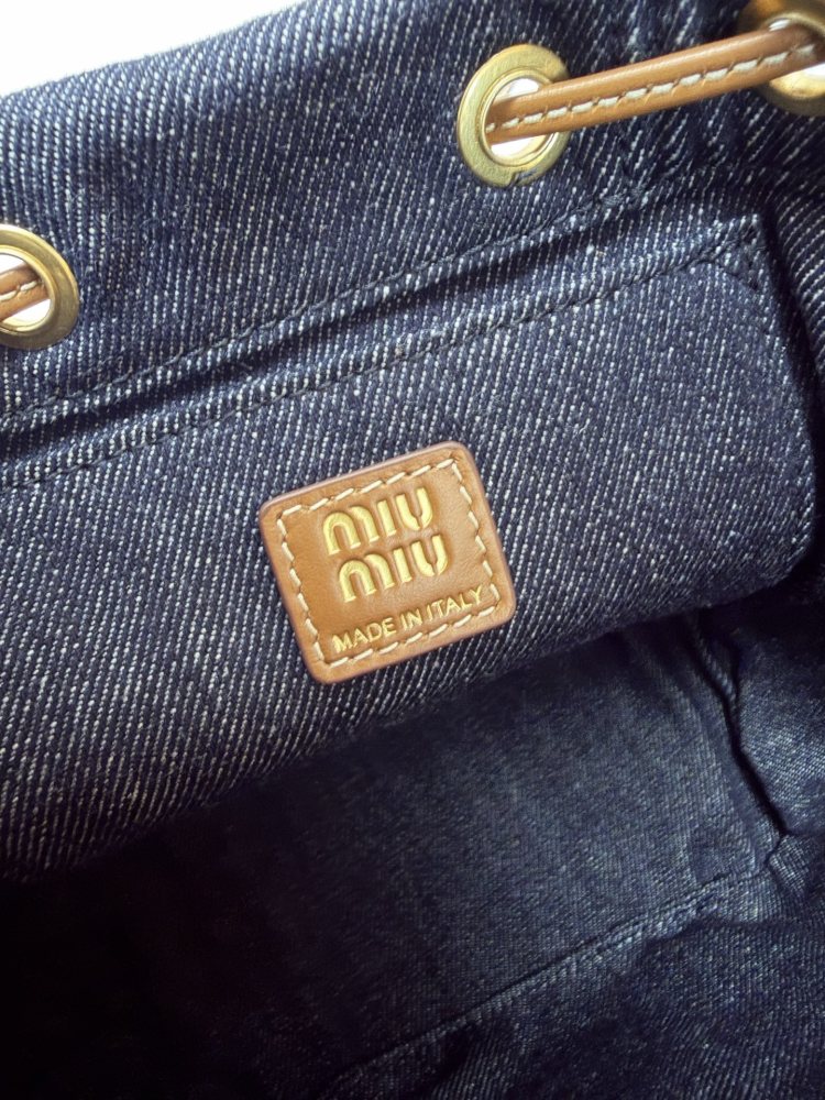 The Miu Miu denim mini backpack is also a popular "Y2K sweet girl" style item in recent years.