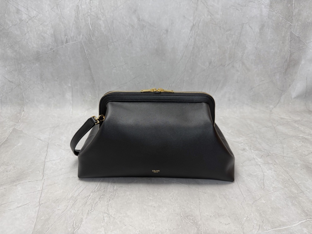 CELLINE clutch bags/underarm bags are a popular minimalist commuting item in recent years.