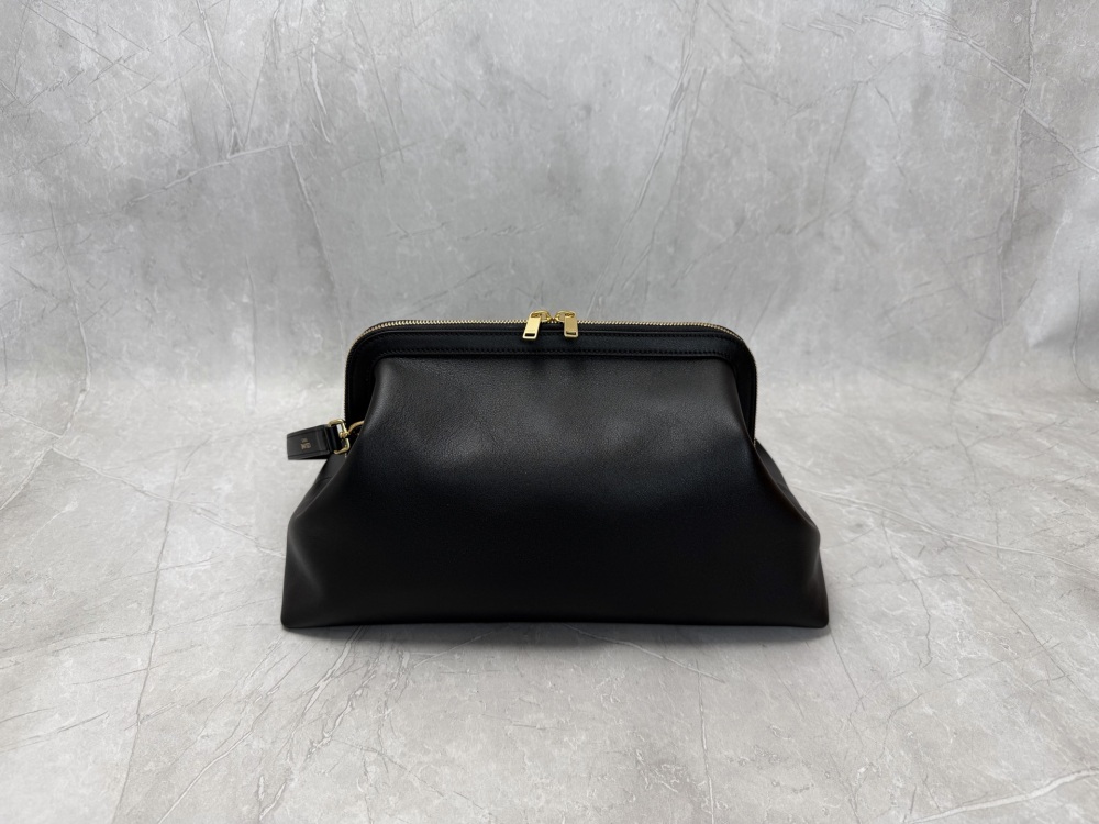 CELLINE clutch bags/underarm bags are a popular minimalist commuting item in recent years.