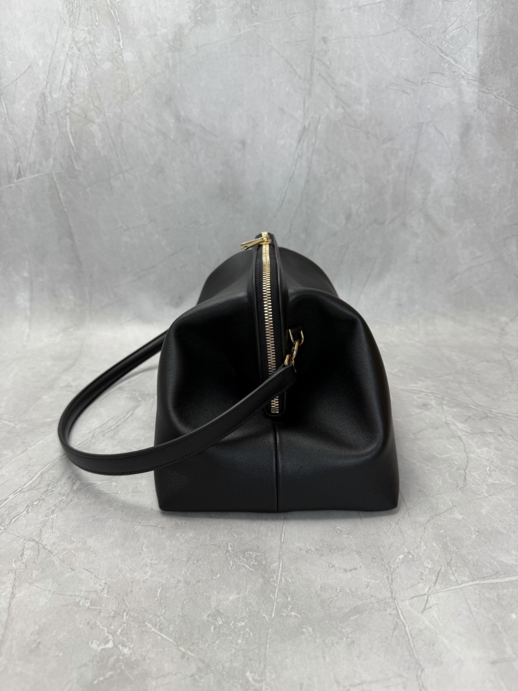 CELLINE clutch bags/underarm bags are a popular minimalist commuting item in recent years.