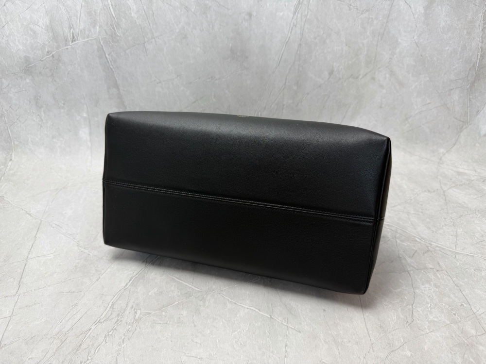 CELLINE clutch bags/underarm bags are a popular minimalist commuting item in recent years.
