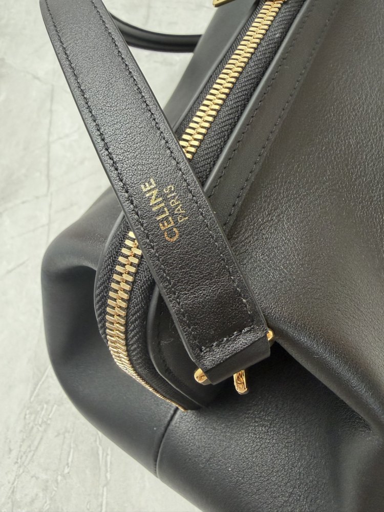 CELLINE clutch bags/underarm bags are a popular minimalist commuting item in recent years.