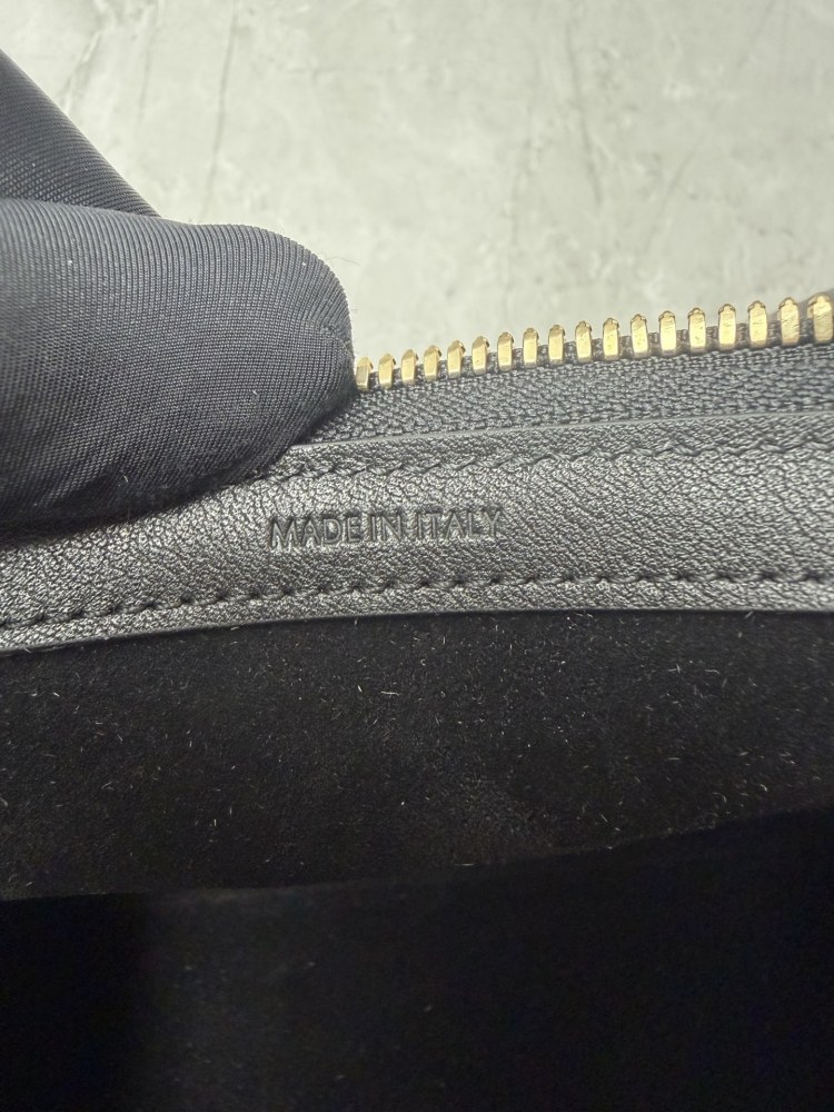 CELLINE clutch bags/underarm bags are a popular minimalist commuting item in recent years.