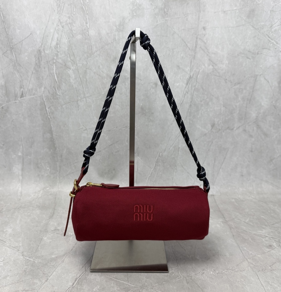 The Miu Miu canvas cylindrical shoulder bag is a popular item in recent years that combines preppy and sporty styles.