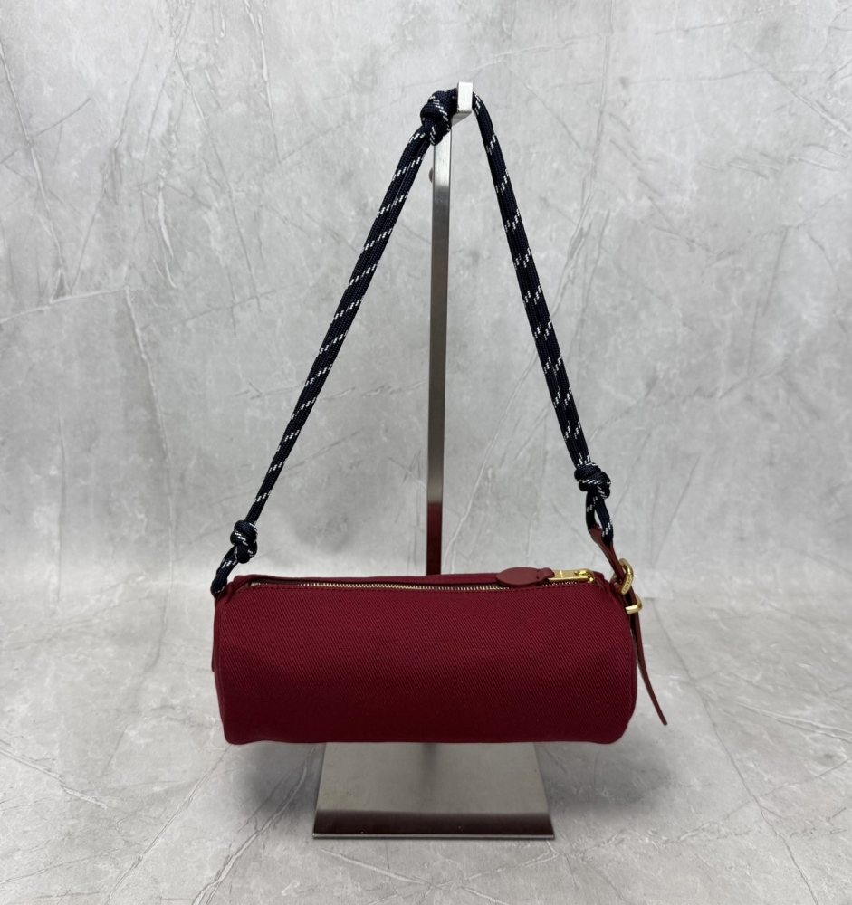 The Miu Miu canvas cylindrical shoulder bag is a popular item in recent years that combines preppy and sporty styles.