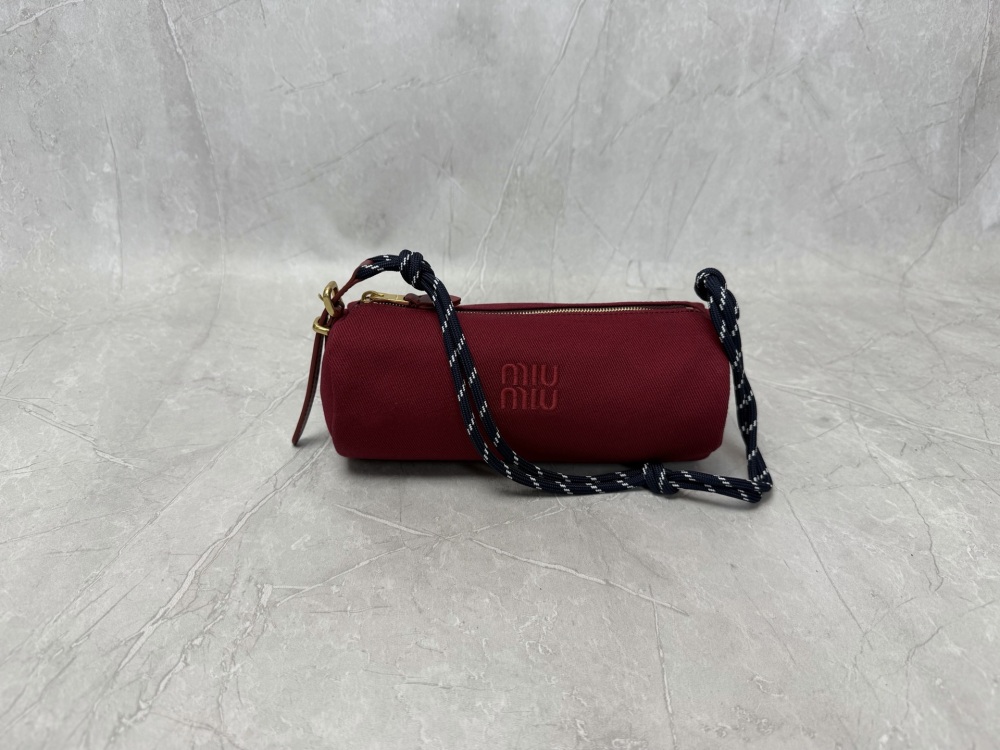 The Miu Miu canvas cylindrical shoulder bag is a popular item in recent years that combines preppy and sporty styles.