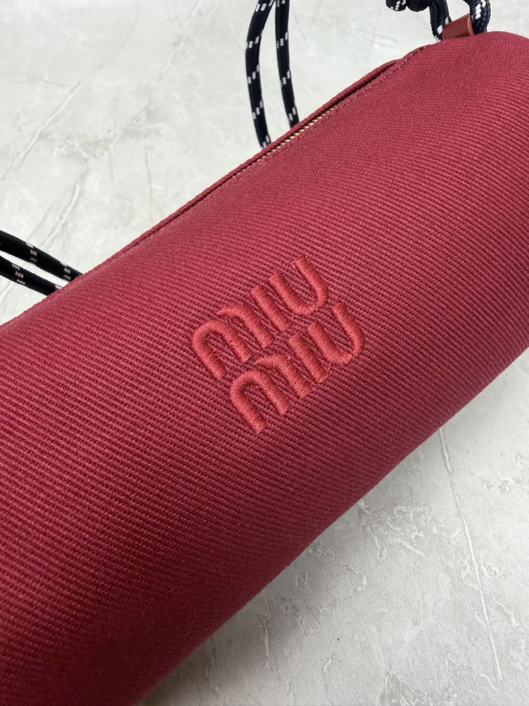 The Miu Miu canvas cylindrical shoulder bag is a popular item in recent years that combines preppy and sporty styles.