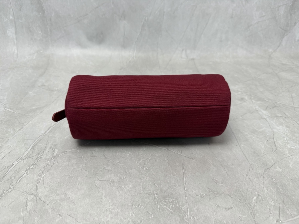 The Miu Miu canvas cylindrical shoulder bag is a popular item in recent years that combines preppy and sporty styles.