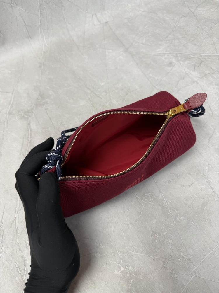 The Miu Miu canvas cylindrical shoulder bag is a popular item in recent years that combines preppy and sporty styles.