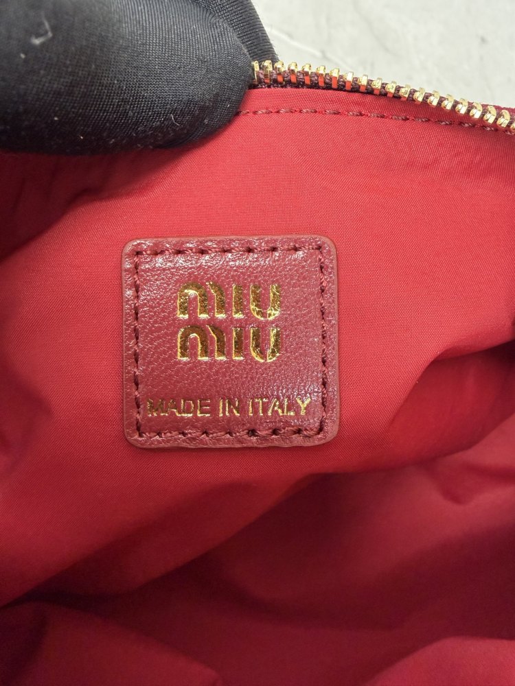 The Miu Miu canvas cylindrical shoulder bag is a popular item in recent years that combines preppy and sporty styles.