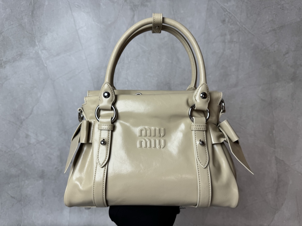 Miu Miu's new bow-tie tote bag is a popular sweet and cool style for commuting in recent years.