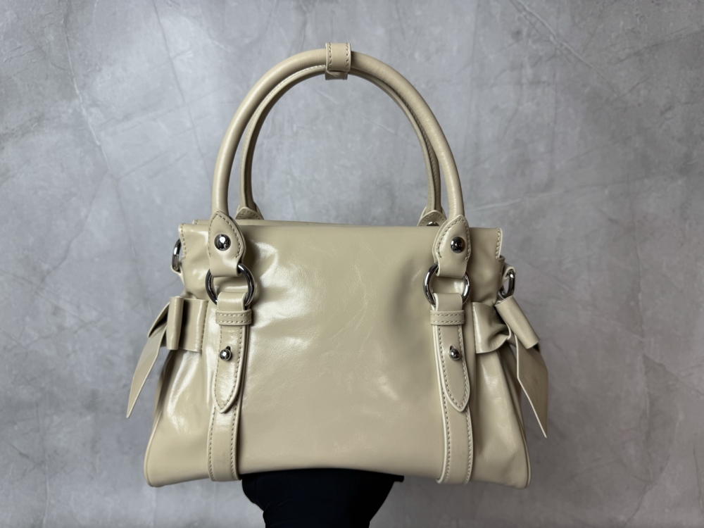 Miu Miu's new bow-tie tote bag is a popular sweet and cool style for commuting in recent years.