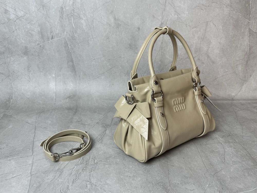 Miu Miu's new bow-tie tote bag is a popular sweet and cool style for commuting in recent years.