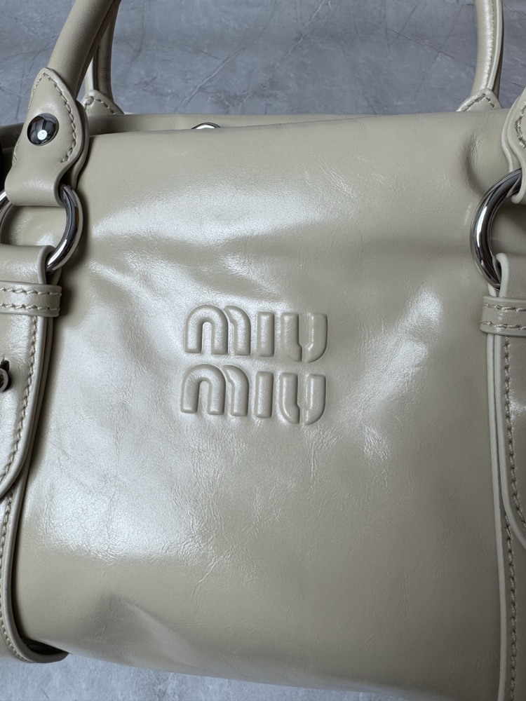 Miu Miu's new bow-tie tote bag is a popular sweet and cool style for commuting in recent years.
