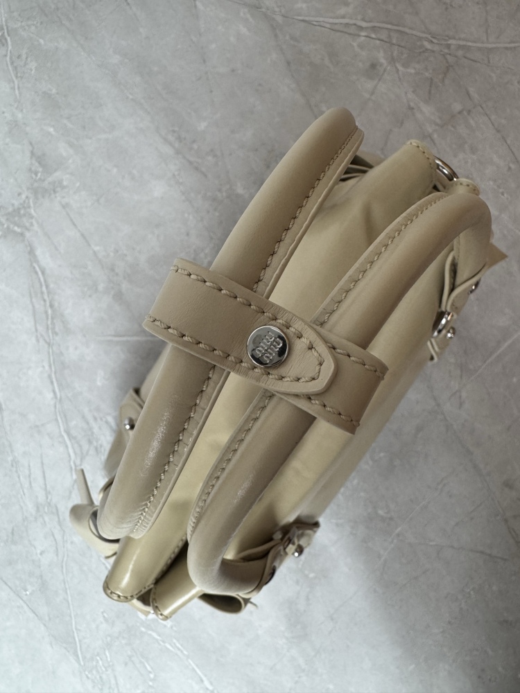 Miu Miu's new bow-tie tote bag is a popular sweet and cool style for commuting in recent years.